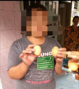 Seorang KPM merasa kecewa dengan kualitas telur yang diterimanya dari program BPNT (Photo: tim)