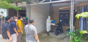 Warga Perumahan Triraksa Village 2 Mendapatkan APD dan Alat Semprot Disinfektan Dari CSR Bank BTN Bantengate.id