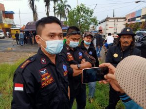 Berkah Ramadan: BPPKB DPAC Kecamatan Solear Berbagi Takjil Di Bunderan Adiyasa Bantengate.id