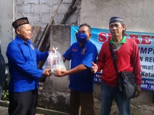 DPC-KWRI Kota Serang, Bagi Paket Sembako Untuk Kaum Dhu'fa dan Keluarga Wartawan Bantengate.id