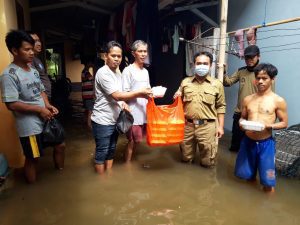 TRC DPD PKS Lebak Bersama TNI/POLRI dan Tagana, Bantu Warga Korban Banjir di Rangkasbitung Bantengate.id