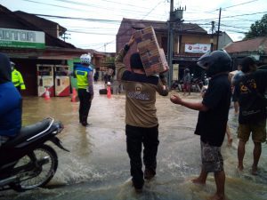 TRC DPD PKS Lebak Bersama TNI/POLRI dan Tagana, Bantu Warga Korban Banjir di Rangkasbitung Bantengate.id