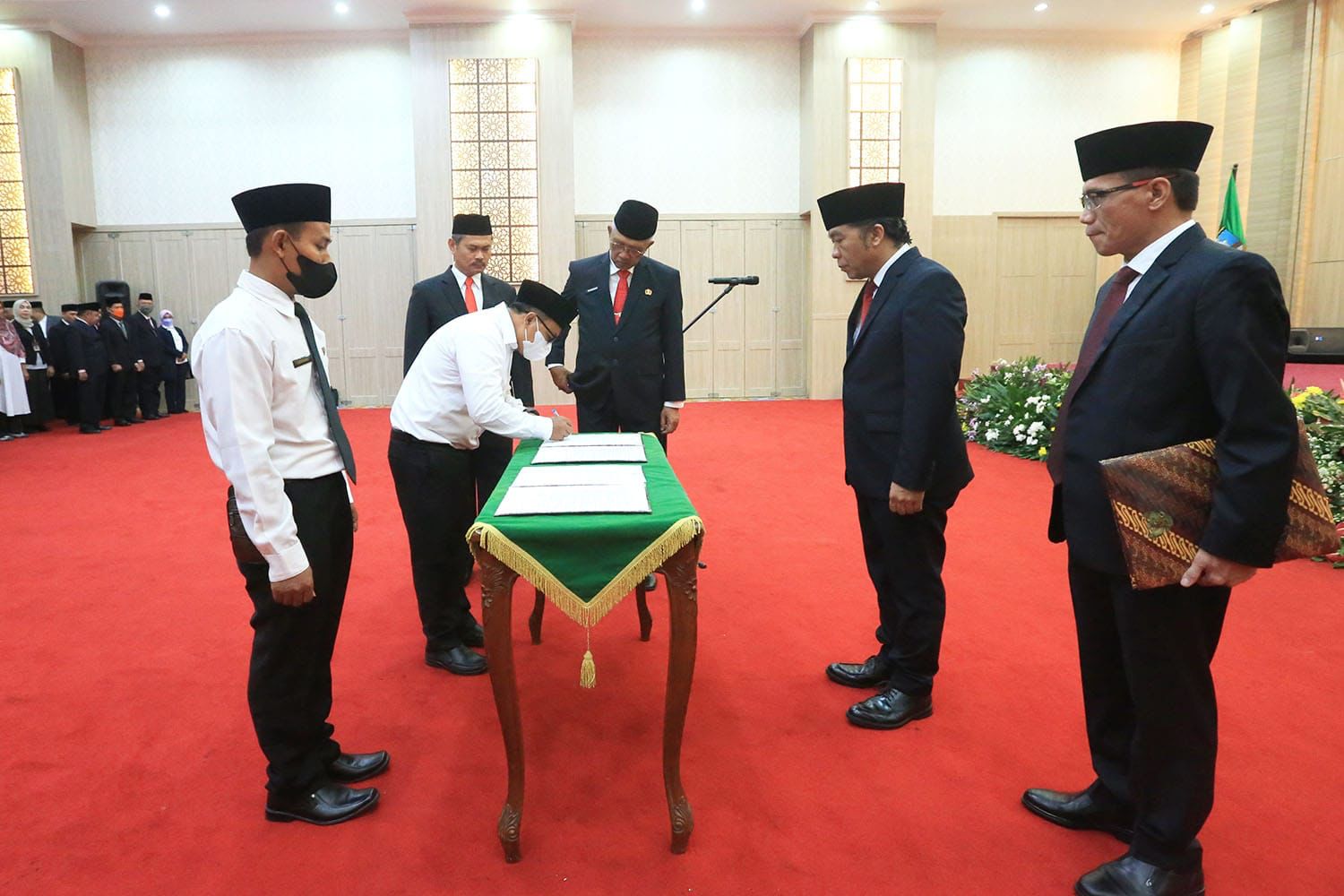 Penjabat Gubernur Banten, Al Muktabar, Lantik 96 Kepala Sekolah dan 58 Pengawas Sekolah Bantengate.id