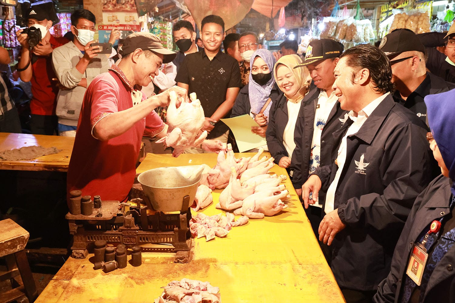 Pj Gubernur Banten Al Muktabar, Pantau Harga Sembako di Pasar Induk Rawu dan Berbagi Dengan Masyarakat Bantengate.id