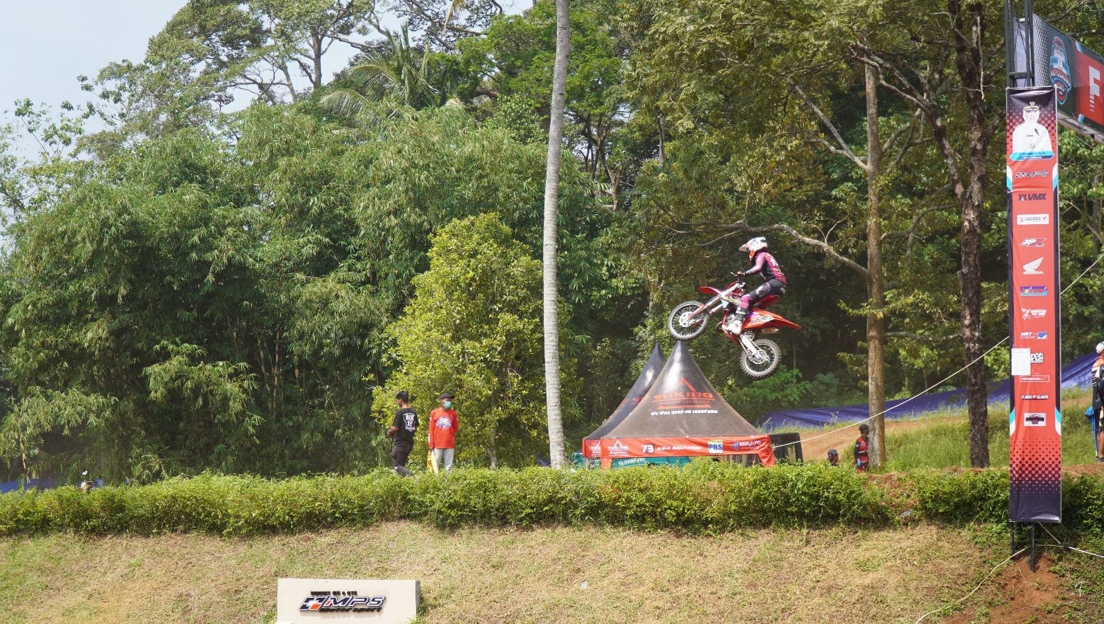 Bupati Irna Resmi Buka Kejurnas Motocross 2023 di Pandeglang