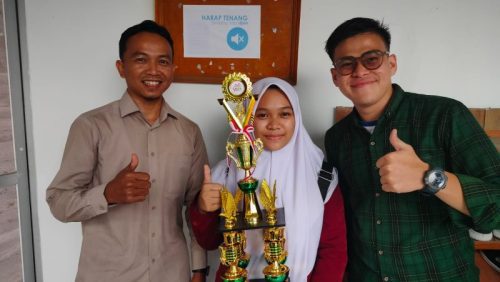 Farah, Siswa Al Qudwah Raih Juara 2 Desain Poster FLS2N SMA Kabupaten Lebak 2023