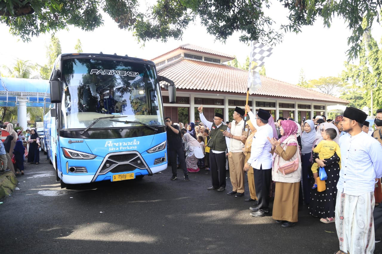 Bupati Pandeglang Irna Narulita Berangkatkan Jamaah Haji Kloter 64