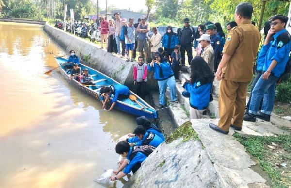 Alumni Perikanan UNTIRTA dan HIMAPI Restocking Ikan di Situ Cilembun