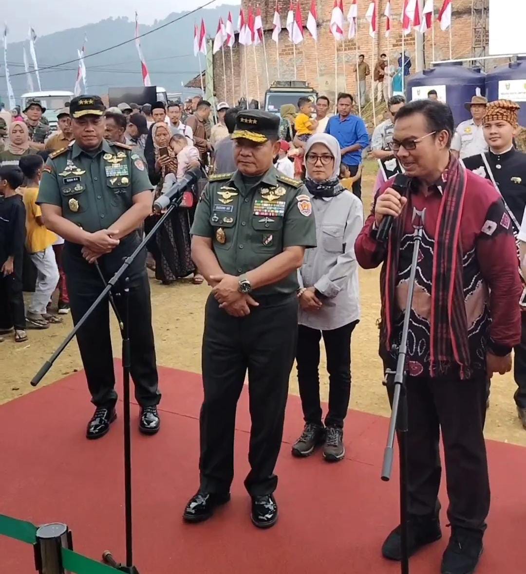 Bupati Lebak, Iti Octavia Jayabaya Dampingi Kepala Staf Angkatan Darat ( KSAD) Jendral TNI Dudung Abdurachman Kunjungi Kecamatan Lebak Gedong