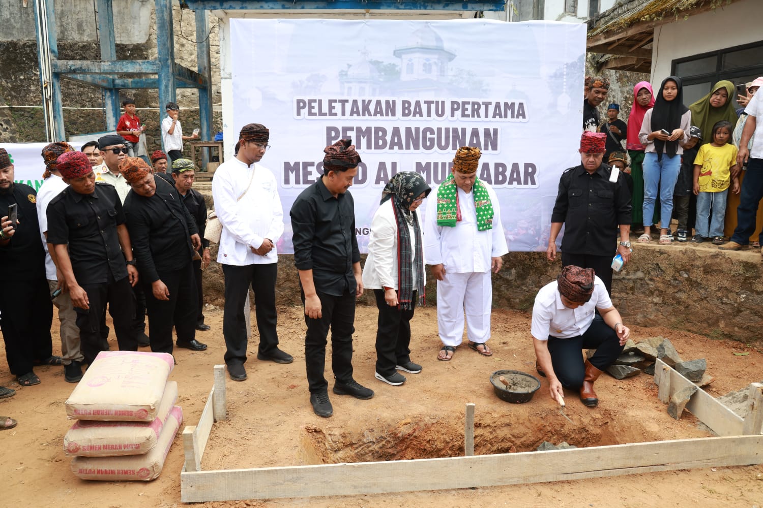 Masjid Al Muktabar Dibangun di Kampung adat Cisungsang Banten Kidul