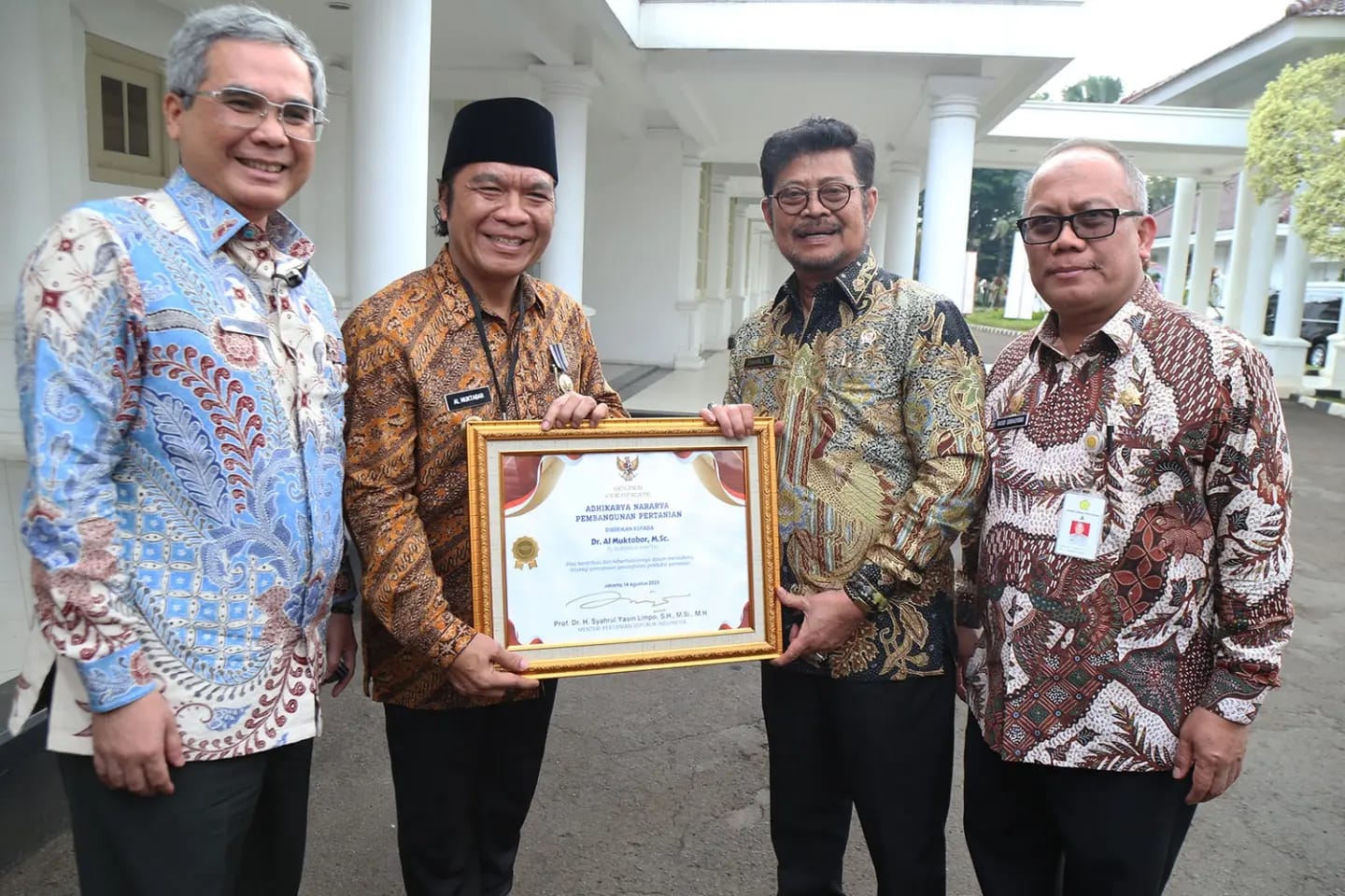 Pj Gubernur Banten Al Muktabar Raih Anugerah Adhikarya Pembangunan Pertanian