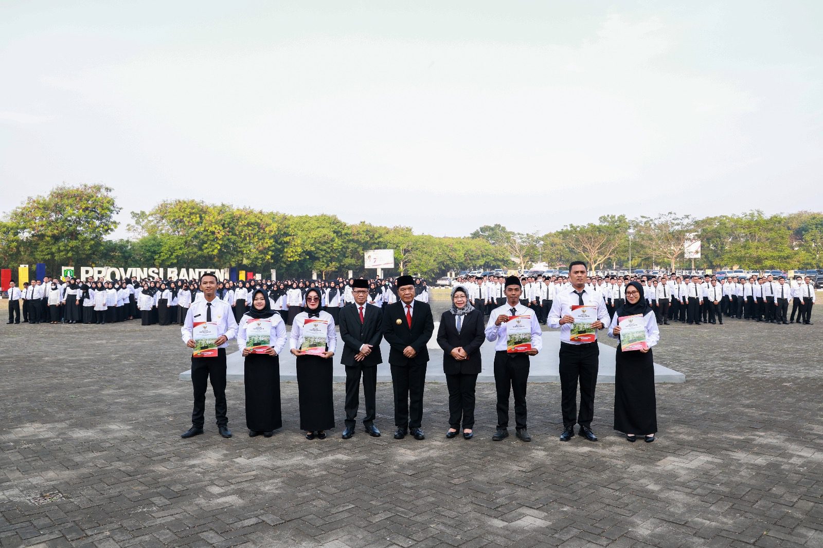 Pj Gubernur Banten Al Muktabar Serahkan 602 SK Pengangkatan PPPK
