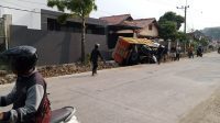 Truk Pengangkut Pasir Terguling dan Hantam Rumah Warga di Jalan Maulana Hasanudin