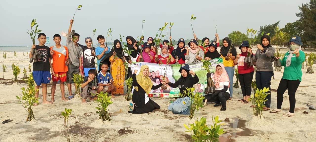 Kamar Ijo Community Tanam 3000 Mangrove Antisipasi Perubahan Iklim Ekstrim