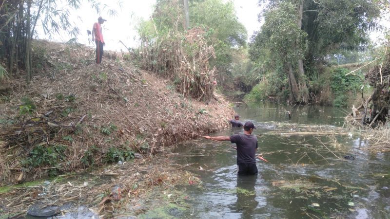 Peduli Lingkungan, Koh Acin Bersama Warga Bersihkan Area Sungai