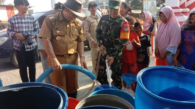 Koramil 0602-11/Tirtayasa Bantu Penyaluran Air Bersih Dari PJ Gubernur Banten
