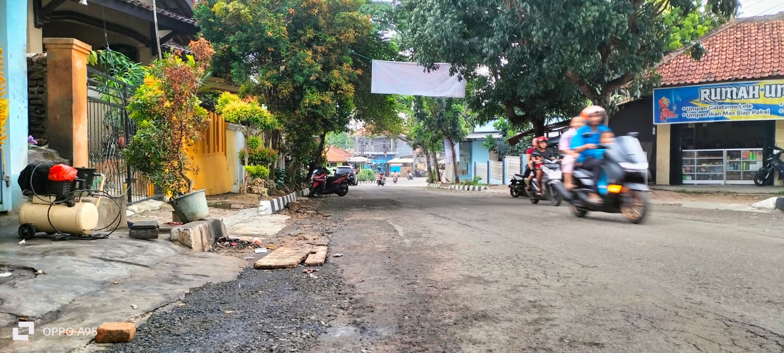 Galian Pipa PDAM di Kota Rangkasbitung Dengan Dana APBN Mangkrak, Jalan Menjadi Licin dan Kumuh 