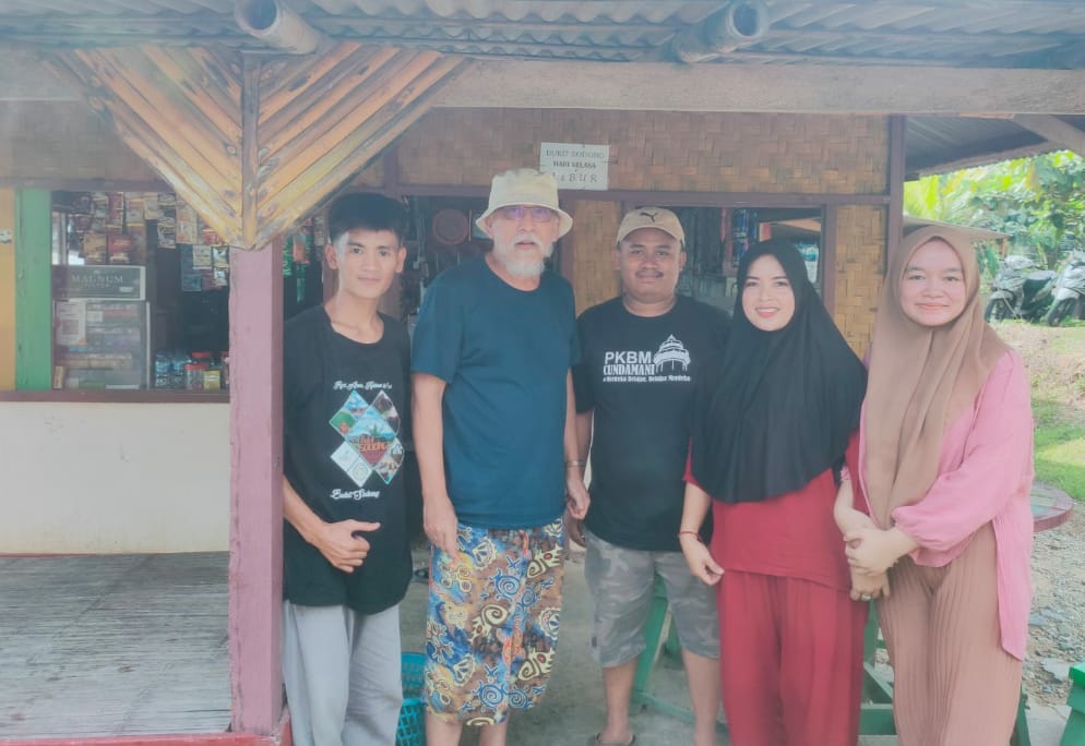 Iwan Fals,  Penyanyi Legendaris Singgah dan Menikmati Indahnya Bukit Sodong Banten Selatan