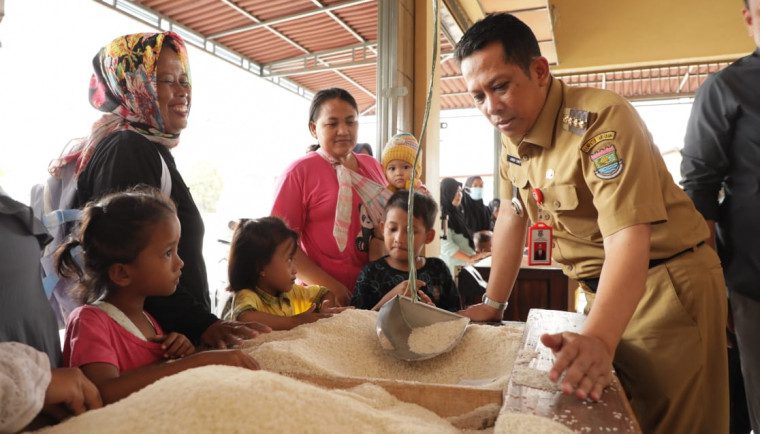 Pj. Bupati Tangerang Andi Ony Sidak Gudang Beras di Teluk Naga