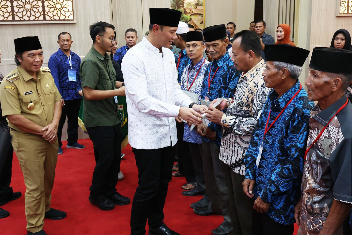 Menteri ATR/BPN, Agus Harimurti Yudhono, Serahkan Sertifikat Tanah Wakaf di Banten