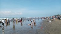 Pantai Bagedur Lebak Diserbu Ribuan Wisatawan saat Libur Lebaran