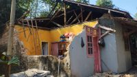 Rumah Mamah Eli Warga Narimbang,Sudah Terendam Banjir Lalu Runtuh Sesaat Setelah Gempa Mengguncang Garut