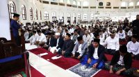 Pj Gubernur Banten Al Muktabar Salat Iduladha 1445 H dan Potong Hewan Kurban di Masjid Raya Al Bantani