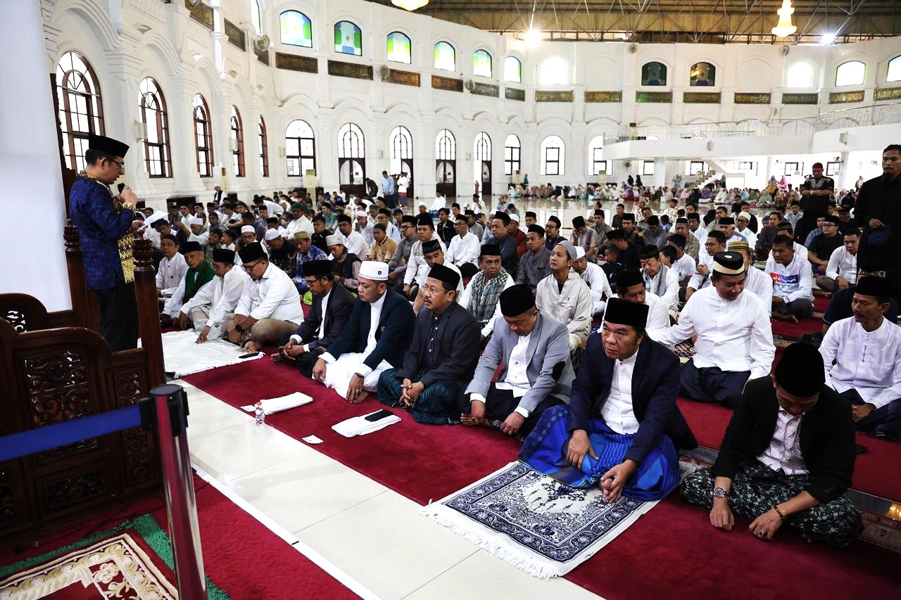 Pj Gubernur Banten Al Muktabar Salat Iduladha 1445 H dan Potong Hewan Kurban di Masjid Raya Al Bantani