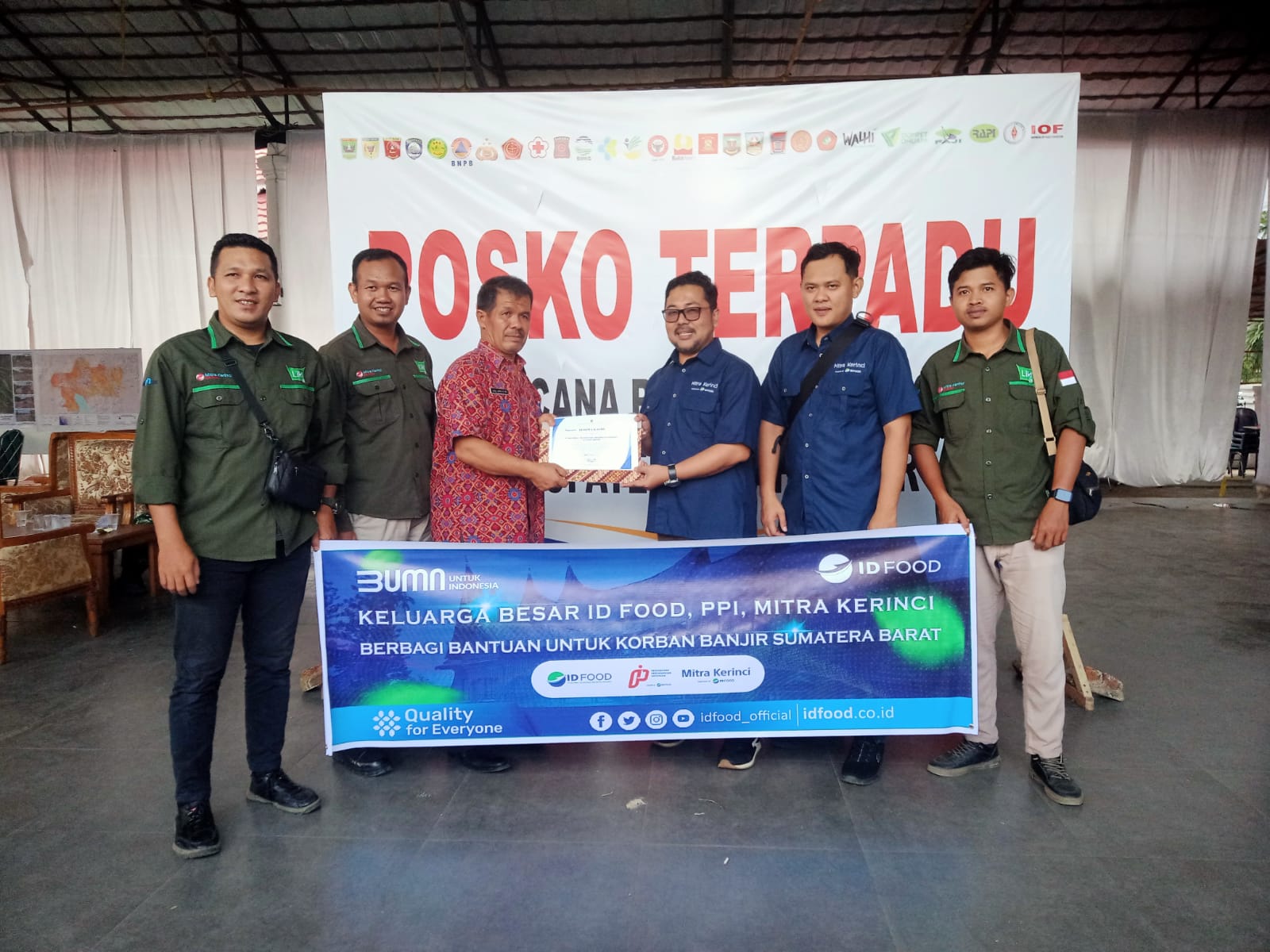 PT Mitra Kerinci, PPI dan ID Food Bantua Korban Banjir Tanah Datar Sumatera Barat