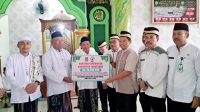 Pemkab. Tangerang Serahkan Bantuan Rp 20 juta Untuk Masjid Jami Hidayatul Muslimin Pasar Kemis