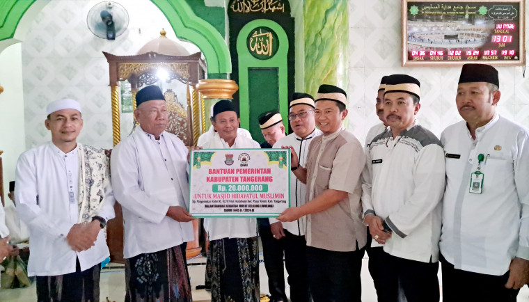 Pemkab. Tangerang Serahkan Bantuan Rp 20 juta Untuk Masjid Jami Hidayatul Muslimin Pasar Kemis