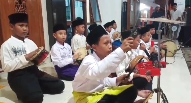 Grup Marawis Siswa Diniyah Al Muhajirin Meriahkan Peringatan Maulid Nabi Muhammad SAW