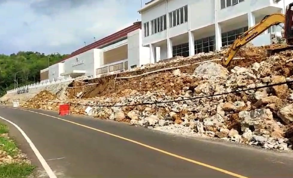 Tembok Penahan Tebing (TPT) RSUD Cilograng Kembali Diperbaiki Usai Ambrol