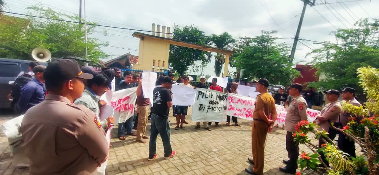 Warga Gelar Aksi di Kantor Camat Panggarangan, Tuntut Kades Hegarmanah Mundur dari Jabatan