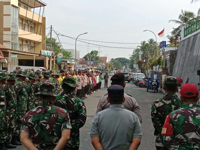 Karya Bhakti Kodim 0603/ Lebak Melakukan Pembersihan Taman Makam Pahlawan 'SIRNA RANA'