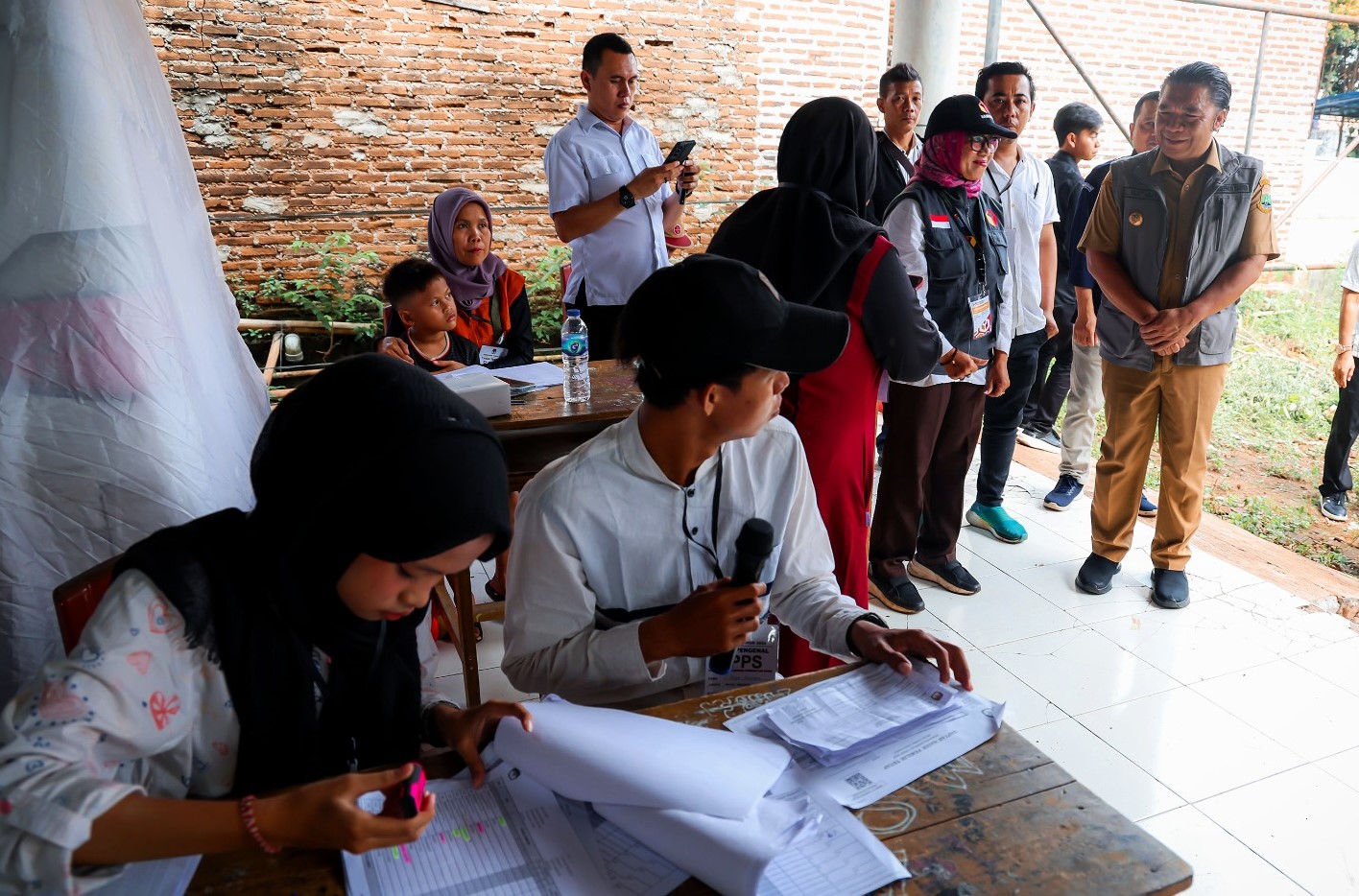 Pj Gubernur Banten Al Muktabar Tinjau Sejumlah TPS di Kota Serang