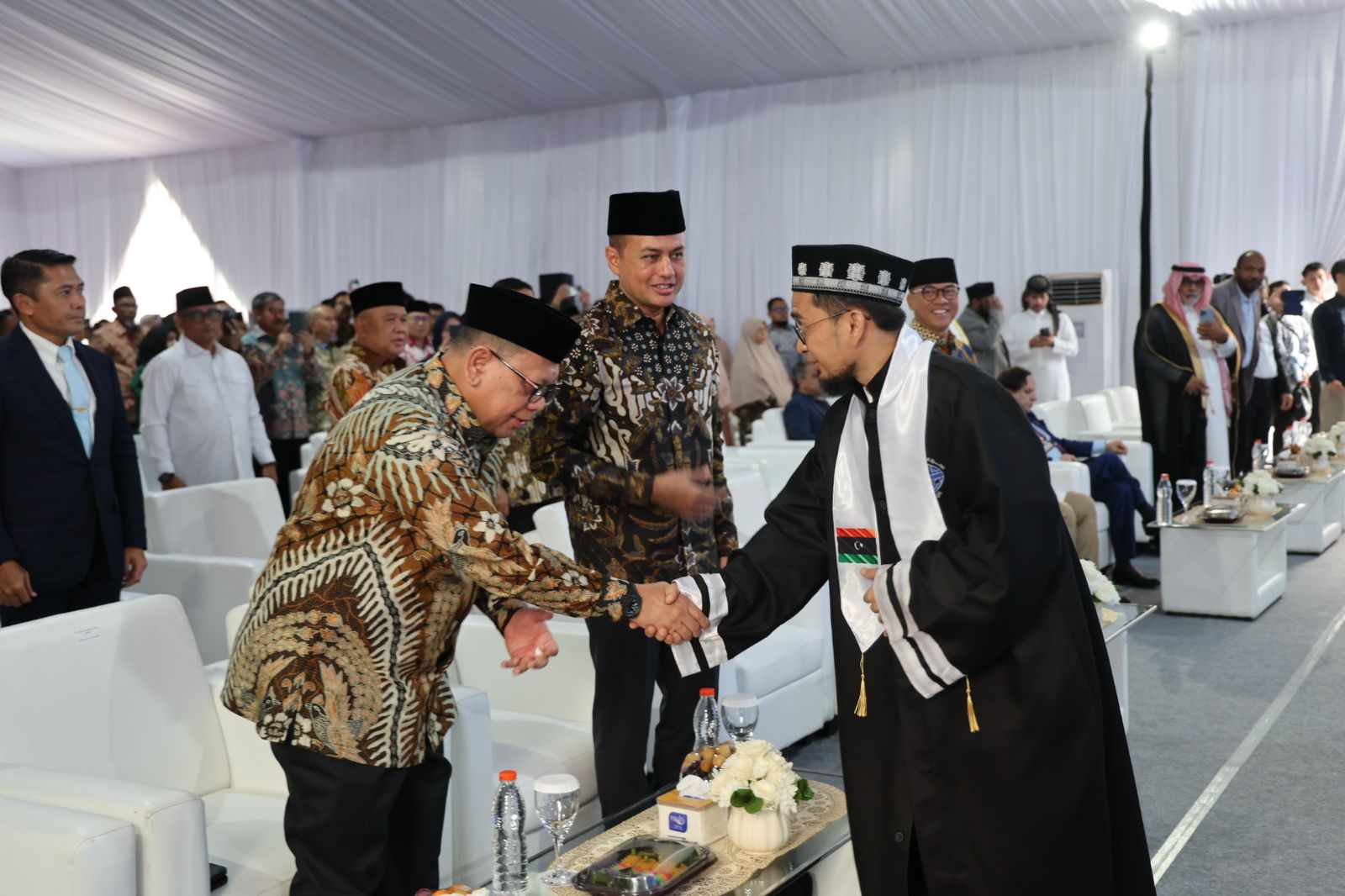 Ustadz Adi Hidayat (UAH) Raih Gelar Doktor dengan Predikat Cumlaude