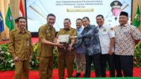 Pj Gubernur Banten A Damenta,  Serahkan DPA SKPD Tahun Anggaran 2025