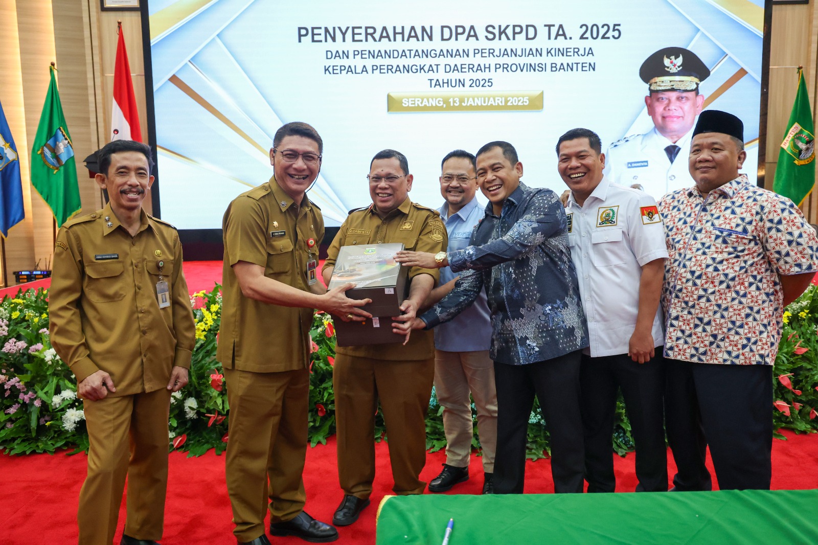 Pj Gubernur Banten A Damenta,  Serahkan DPA SKPD Tahun Anggaran 2025