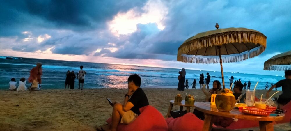 Berburu Sunset di Pantai Kayakas Lampion, Bayah, Lebak Selatan