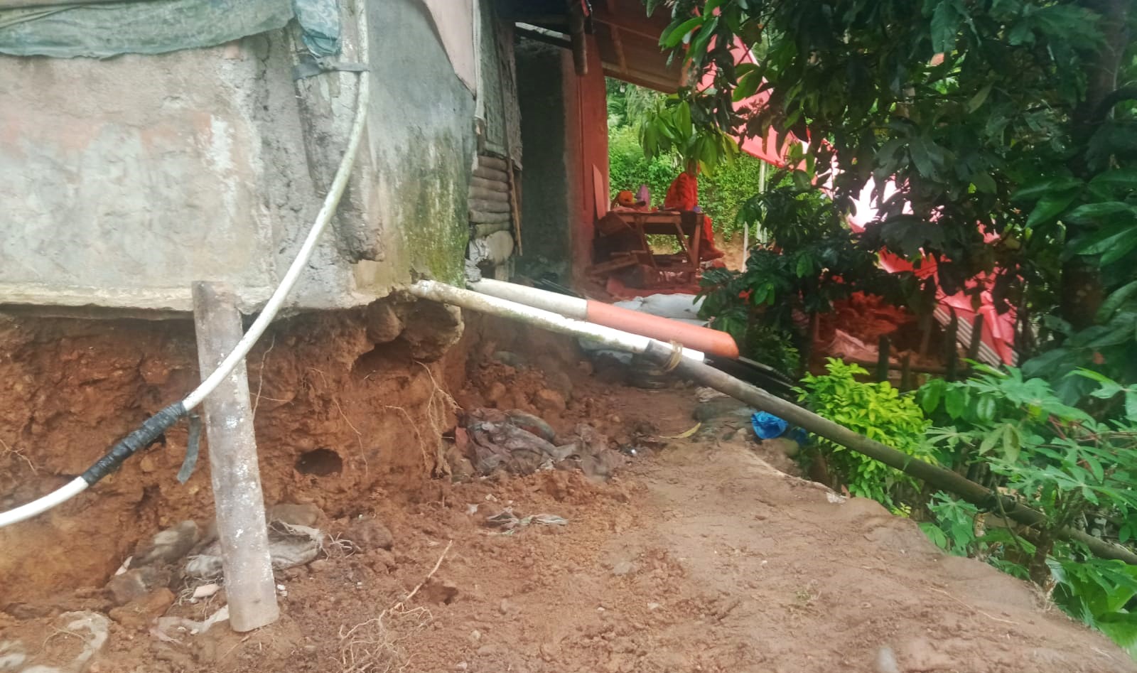 Hujan Deras, Lima Rumah di Bayah Timur Alami Pondasi Amblas