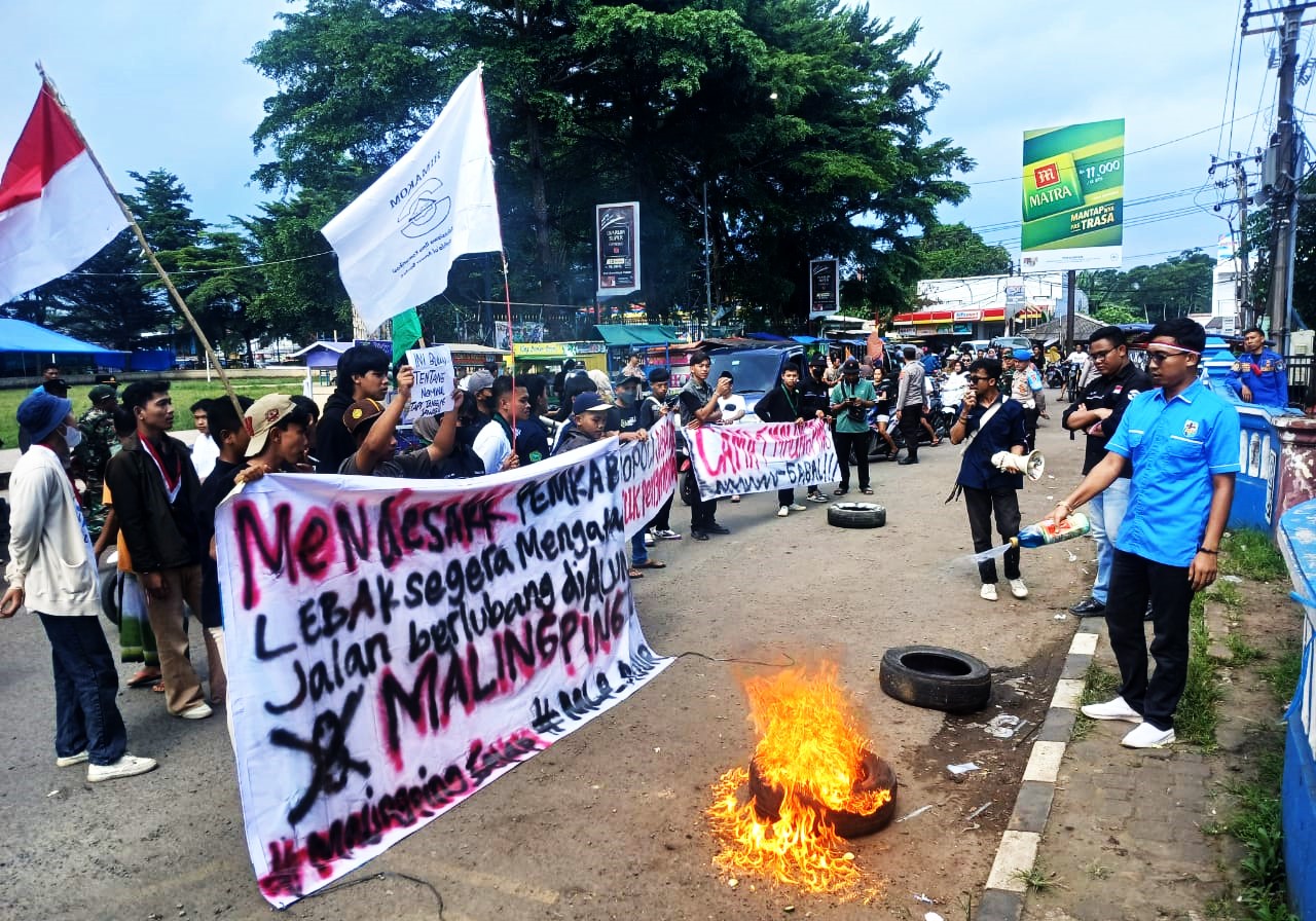 Mahasiswa dan Pemuda Lebak Selatan Gelar Aksi, Tuntut Pemda Lebak Tindakan Tegas Pungutan Liar di Alun-alun Malingping dan Kerusakan Jalan