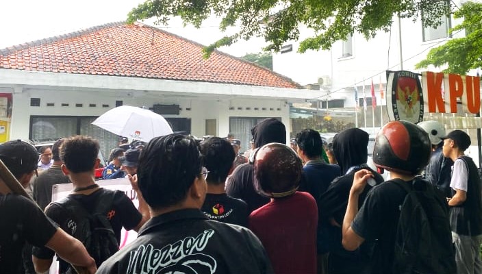 Mahasiswa Protes di  Kantor KPU Lebak Beli Mobil Dinas Rp1,8 Miliar