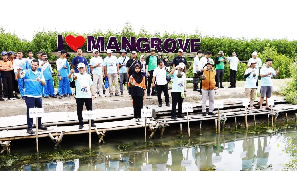 HPSN 2025, Pemkab Tangerang Tanam Mangrove dan Bersih-Bersih Pantai