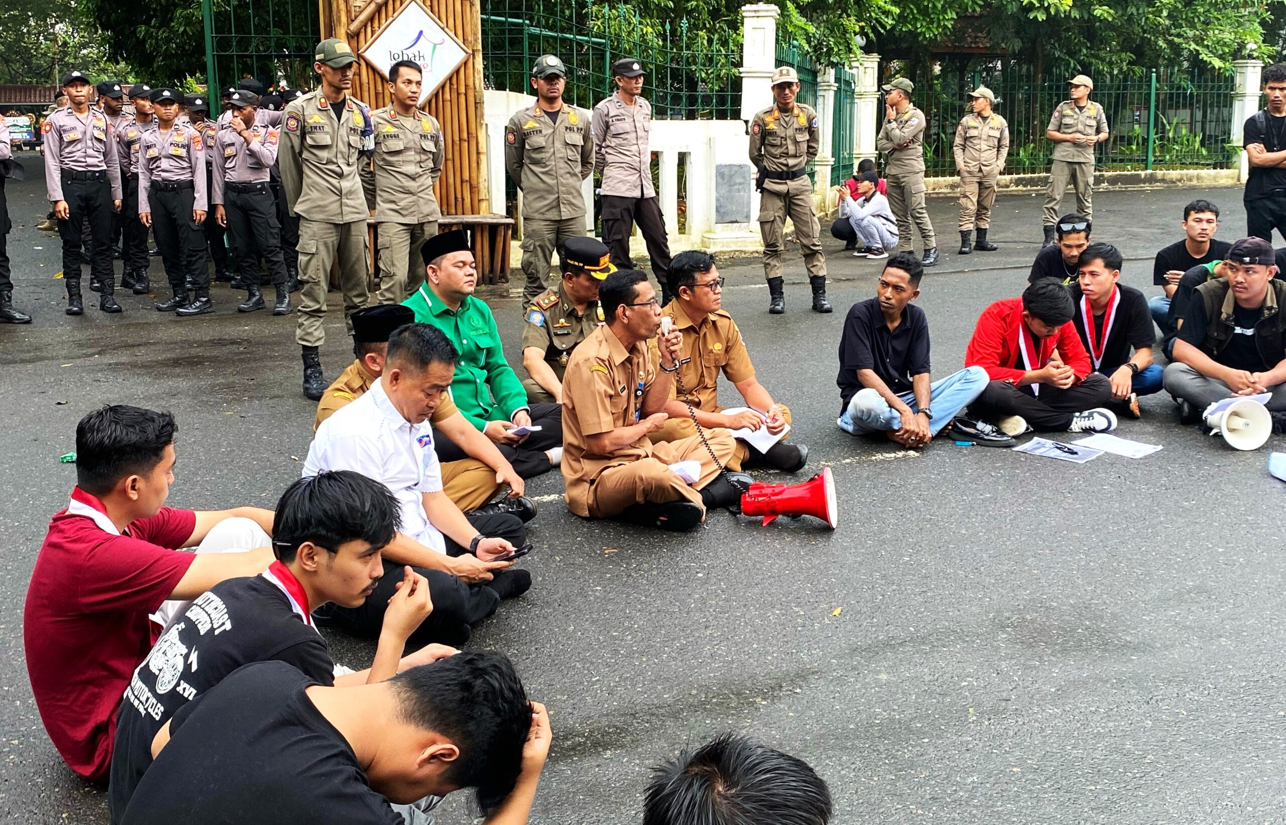 Mahasiswa Protes Pemindahan PKL ke Pasar Kandang Sapi, Sekda Lebak: Jalan Kalijaga Itu Jalan Bukan Tempat Jualan