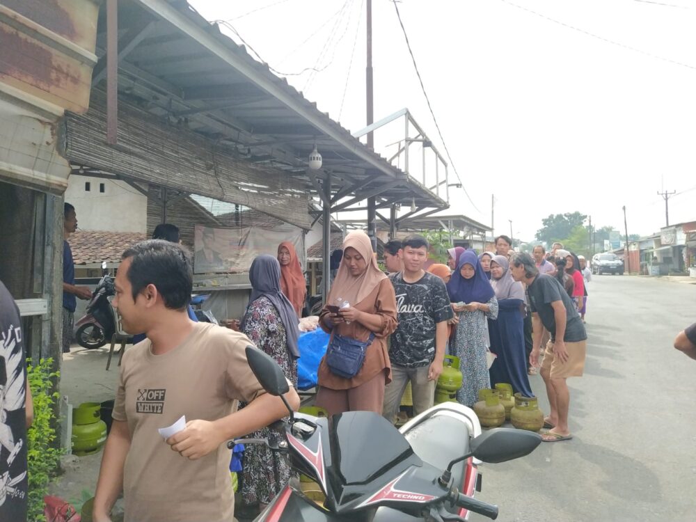 Kelangkaan Gas LPG 3 Kg di Rangkasbitung, Warga Antri Panjang