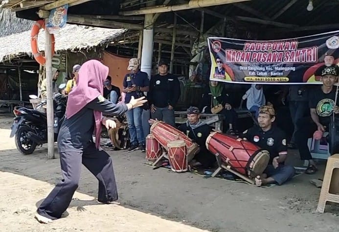 Padepokan Macan Pusaka Santri Gelar Munggah Wisata dan Latihan Silat di Pantai Bagedur