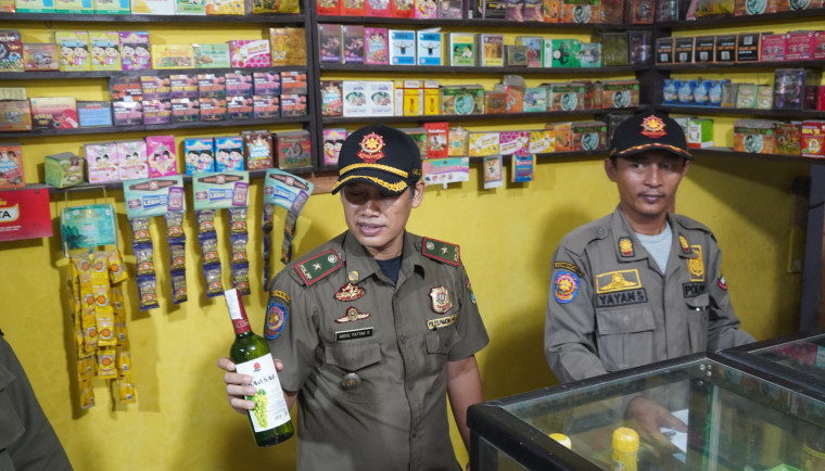 Satpol PP Tangerang Razia Depot Jamu Jual Miras Jelang Ramadan