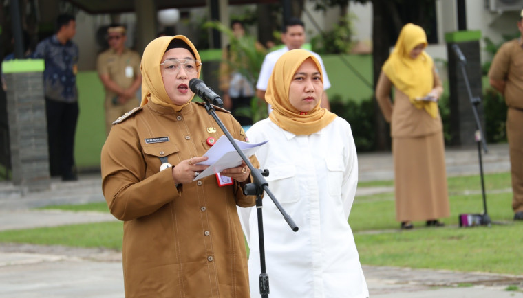 Tangerang – Wakil Bupati (Wabup) Tangerang, Intan Nurul Hikmah, memimpin apel Senin pagi perdana setelah resmi dilantik. Apel yang berlangsung di Lapangan Raden Aria Yudhanegara, Pusat Pemerintahan Kabupaten Tangerang pada Senin (24/2/2025) ini dihadiri jajaran pegawai di lingkungan pemerintahan. Dalam sambutannya, Wabup Intan mengajak seluruh peserta apel untuk bersyukur serta menguatkan komitmen dalam menjalankan tugas sebagai abdi negara dan masyarakat. Ia juga berharap pertemuan ini dapat memperkuat kebersamaan dan semangat kerja demi mewujudkan Tangerang yang semakin gemilang. “Atas izin Bapak Bupati, saya mengambil apel pagi ini sebagai awal pertemuan dengan Bapak dan Ibu sekalian. Semoga ini menjadi momentum untuk mempererat kebersamaan, kekompakan, dan semangat dalam menjalankan tugas pemerintahan,” ujar Intan Nurul Hikmah. Ia juga menyampaikan pesan Bupati Tangerang, Maesyal Rasyid, yang sedang mengikuti program retret di Magelang pada 21–28 Februari 2025. Bupati meminta seluruh jajaran pemerintahan, termasuk kepala perangkat daerah, camat, lurah, dan ASN, untuk tetap bersatu, menjaga loyalitas, serta menjalankan pemerintahan dengan penuh tanggung jawab dan integritas. “Pesan dari Bapak Bupati, mari kita merapatkan barisan dan meneguhkan komitmen untuk melanjutkan roda pemerintahan dengan penuh tanggung jawab dan loyalitas,” tambahnya. Wabup Intan menekankan bahwa apel pagi bukan sekadar rutinitas, tetapi menjadi ajang penyampaian informasi, arahan, serta konsolidasi. Ia meminta seluruh jajaran perangkat daerah dan ASN menjaga disiplin serta meningkatkan pelayanan kepada masyarakat sesuai prinsip good governance. Selain itu, menjelang bulan suci Ramadhan, ia mengingatkan ASN untuk mematuhi aturan jam kerja yang telah ditetapkan dalam Peraturan Bupati Tangerang Nomor 2 Tahun 2025. Ia berharap ketentuan tersebut dijalankan dengan baik agar pelayanan tetap optimal. “Saya juga meminta perangkat daerah terkait untuk segera melakukan berbagai persiapan dalam menyambut Ramadhan,” ujarnya. Wabup Intan juga mengusulkan agar UMKM diberikan ruang untuk berjualan takjil di lingkungan pemerintahan. Hal ini bertujuan untuk meningkatkan kesejahteraan pelaku usaha kecil sekaligus memudahkan masyarakat mendapatkan makanan berbuka puasa. Setelah apel, seluruh peserta berkesempatan berjabat tangan dan mengucapkan selamat kepada Wakil Bupati Tangerang.