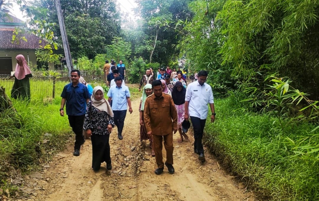 Gubernur Banten Andra Soni, Tinjau Jalan Rusak di Desa Cimoyan, Pandeglang